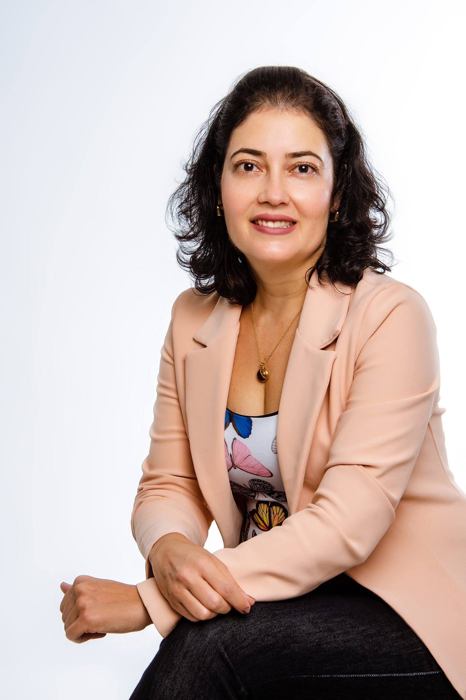Rosiane Delgado, psicóloga, retrato profissional sentada