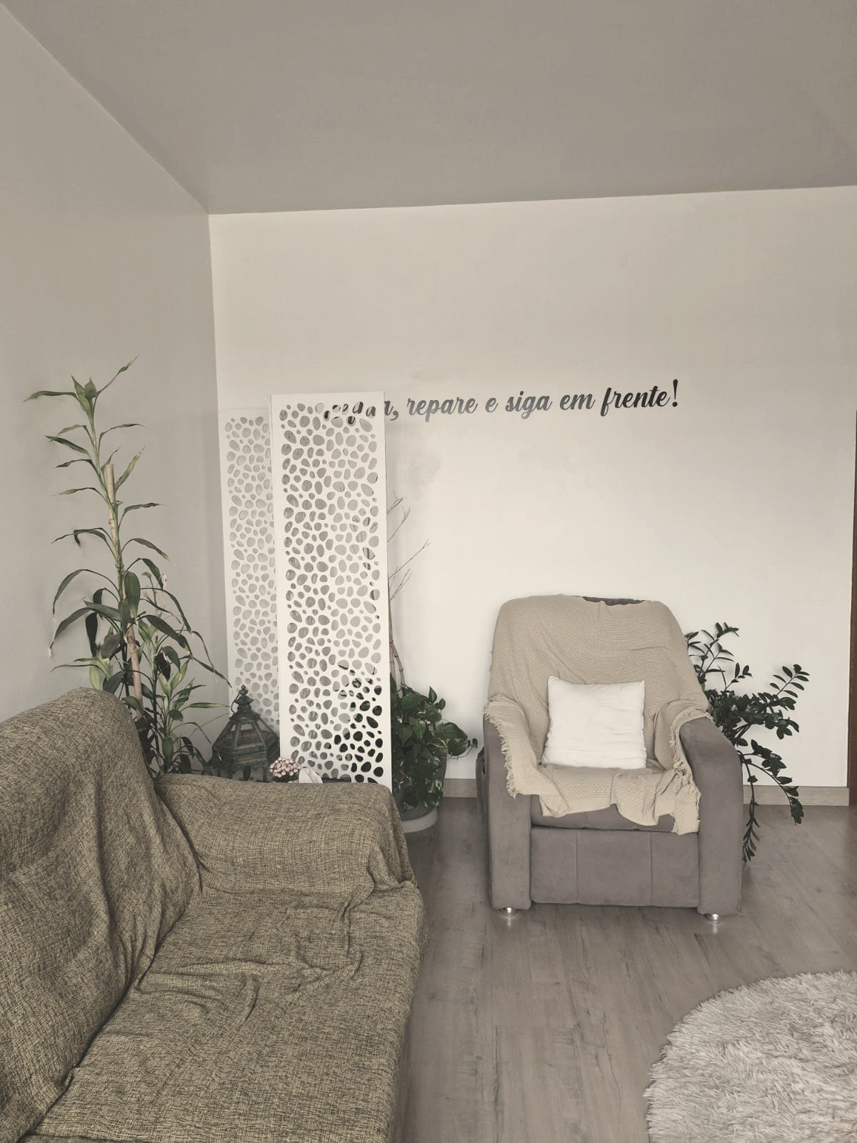 Sala de espera do consultório com poltrona e frase na parede: repare e siga em frente