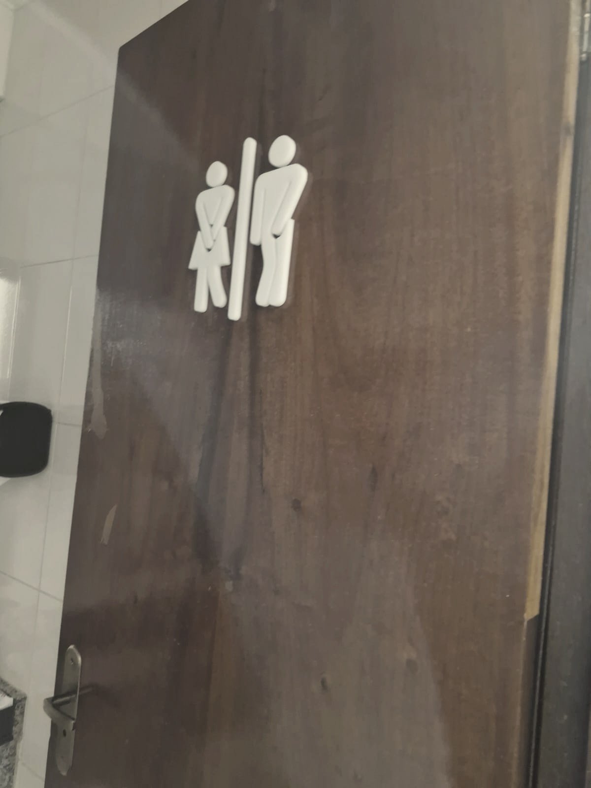 Sala de espera do consultório Rosiane Delgado com sofá, plantas e decoração acolhedora